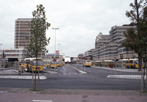 804234 Gezicht op het streekbusstation aan het Stationsplein te Utrecht, met links de Katreinetoren en rechts het ...